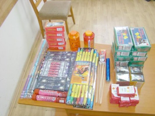 Peste 700 de produse pirotehnice interzise, depistate la sediul unei societăţi